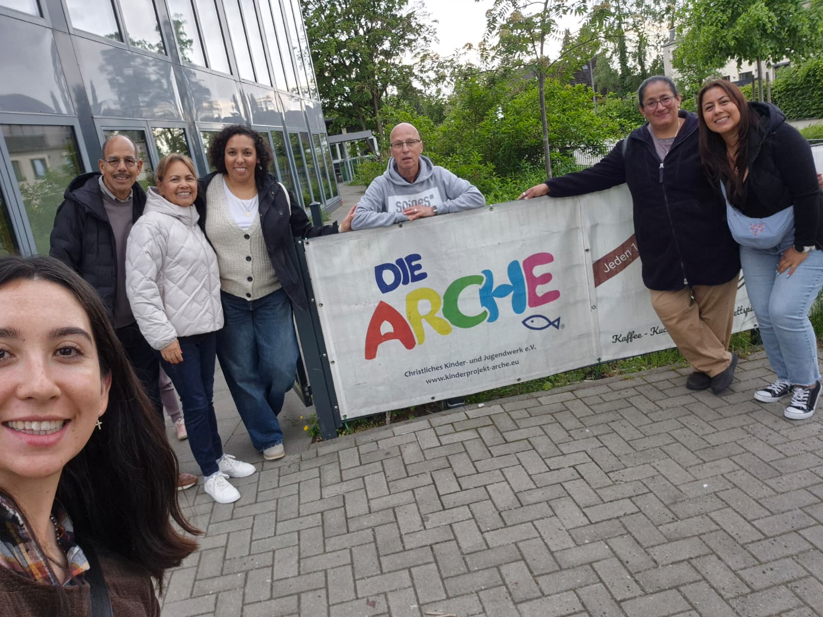 Voluntarios de Jesús y María en Acción visitando Die Arche