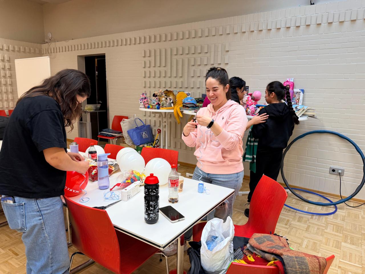 Voluntarios preparando actividad solidaria
